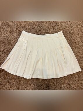 Urban Outfitters NWT Size: L Women’s White Pleated Mini Skirt